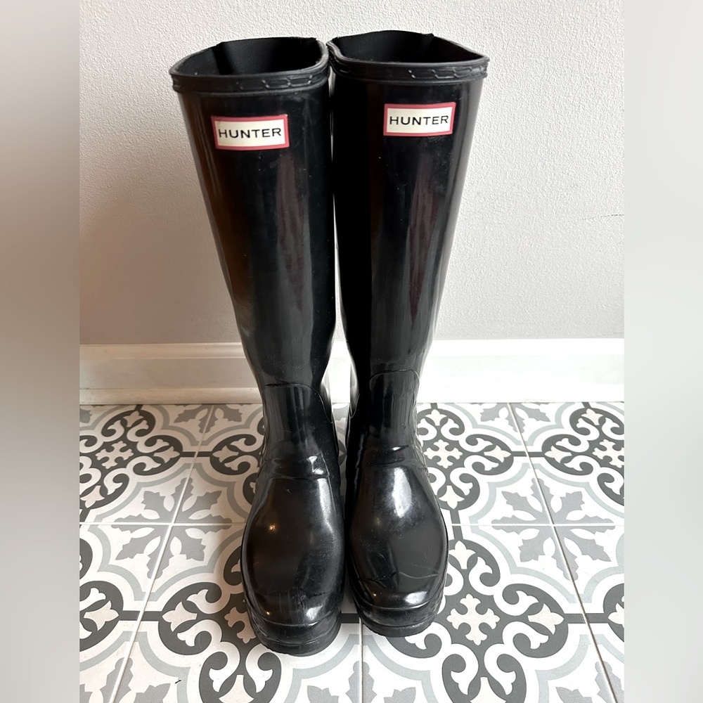 Tall Hunter original rain boots. Size 9